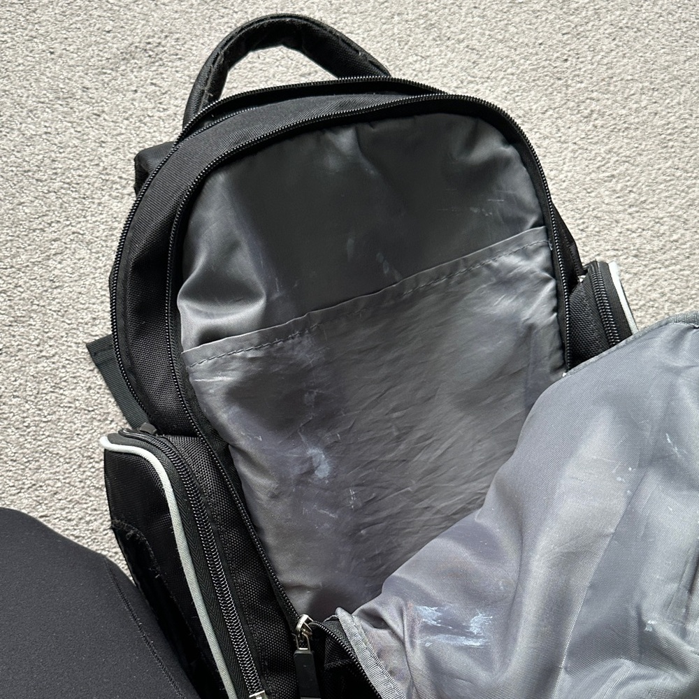 •EDDIE BAUER• Diaper Bag 5 zipper compartment,1 insulated pocket,1 wipes pocket - Picture 6 of 9